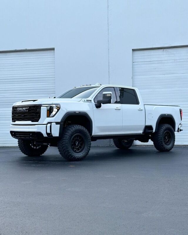 Cognito 4in Performance Lift Kit | Chevrolet Silverado 2500HD/3500HD / GMC Sierra 2500HD/3500HD (20-26) with Fox 2.0 Shocks (110-P0896)