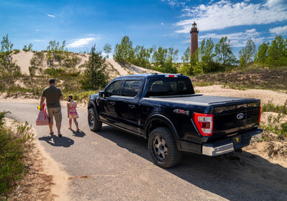 Roll-N-Lock M-Series Retractable Tonneau Cover: Jeep Gladiator (18-26) w/ Trail Rail - 5ft Bed