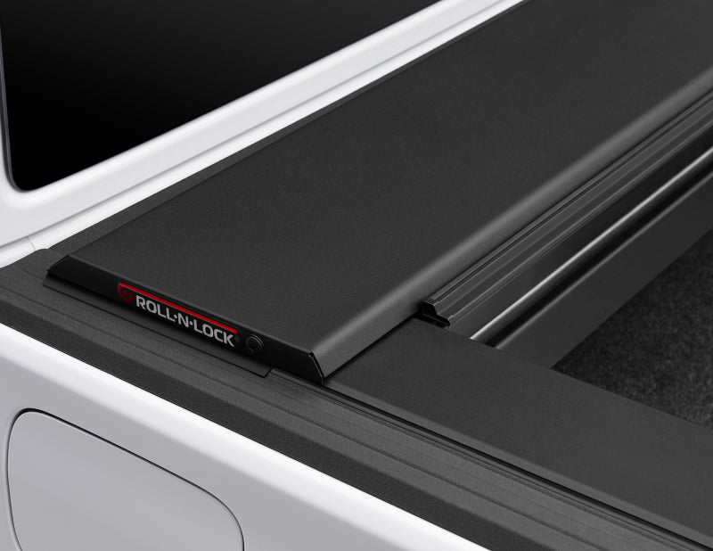 Roll-N-Lock M-Series Retractable Tonneau Cover: Jeep Gladiator (18-26) w/ Trail Rail - 5ft Bed