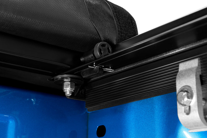 LUND Genesis Roll-Up Tonneau Cover | Chevrolet Colorado / GMC Canyon (15-22) / ZR2 (17-22) (960179)