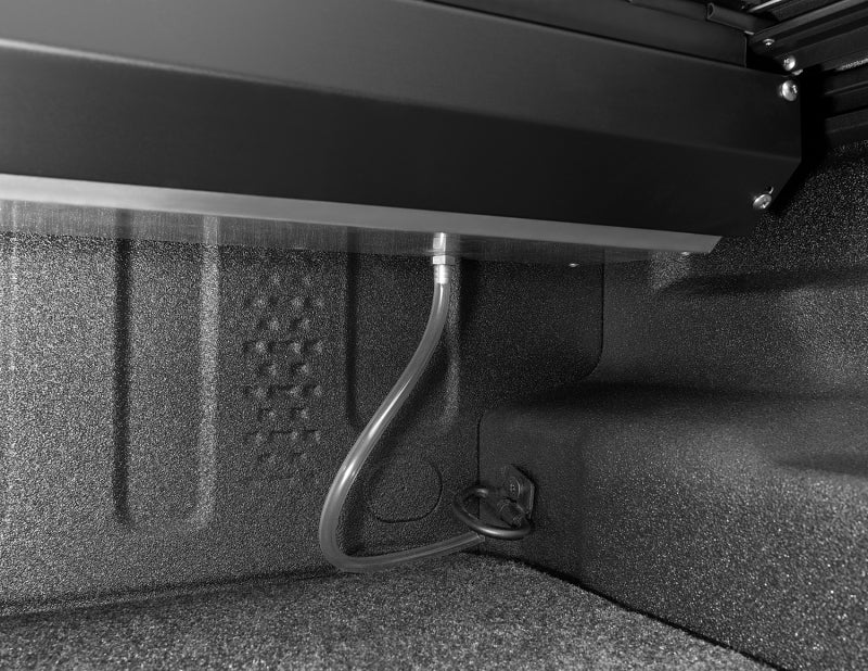Roll-N-Lock M-Series Retractable Tonneau Cover: Jeep Gladiator (18-26) w/ Trail Rail - 5ft Bed