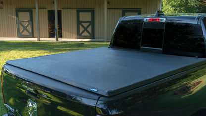 LUND Genesis Tri-Fold Tonneau Cover | Toyota Tacoma (05-15, 6ft. Bed) (95085)